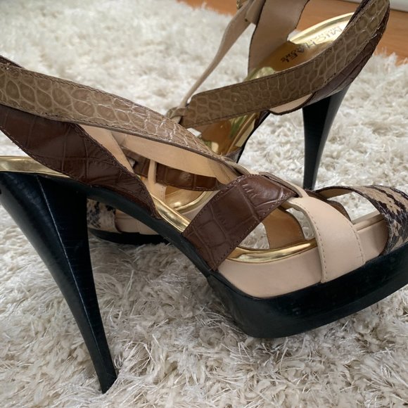 Michael Kors Plaftorm Heels, size 9 - Picture 4 of 11